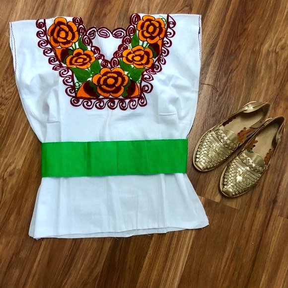 Tops - SOLD❗️Embroidered top